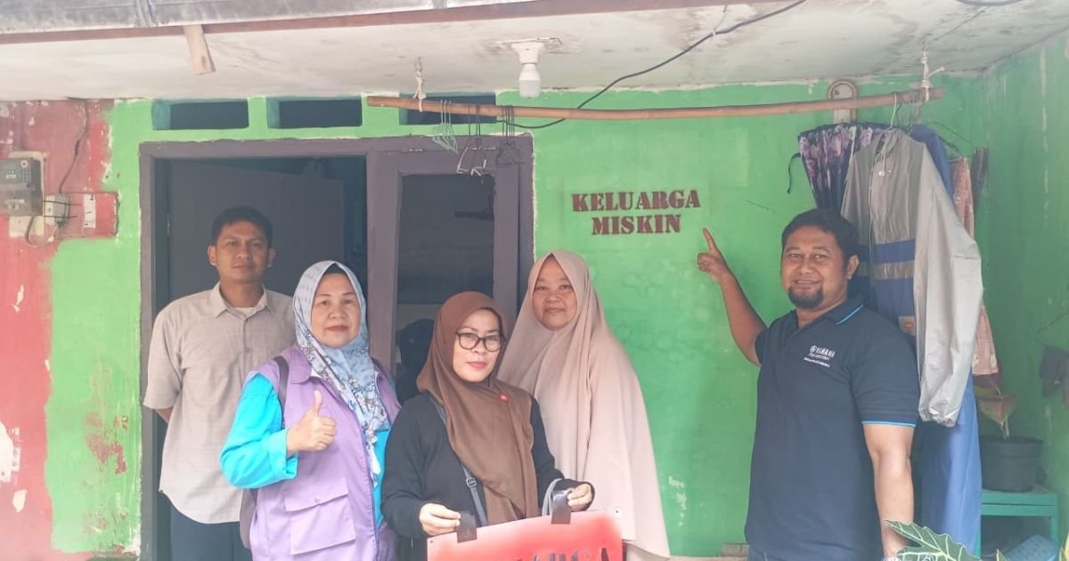 Pihak kelurahan puspanegara dan pendamping desa saat melakukan penandaan penerima PKH agar tidak salah sasaran
