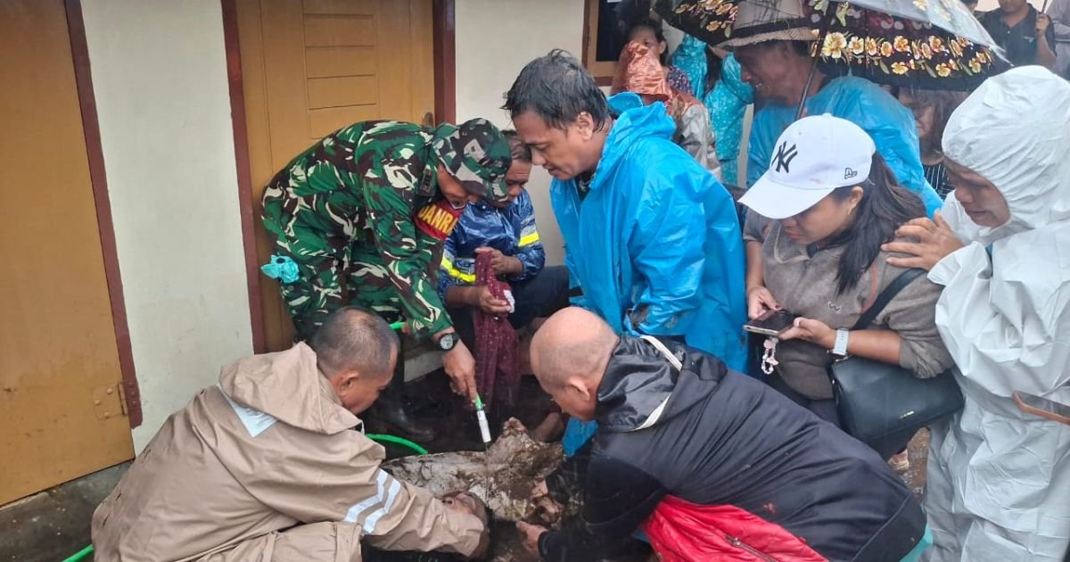Petugas melakukan pencarian korban banjir bandang di kepulauan sitaro sulsel