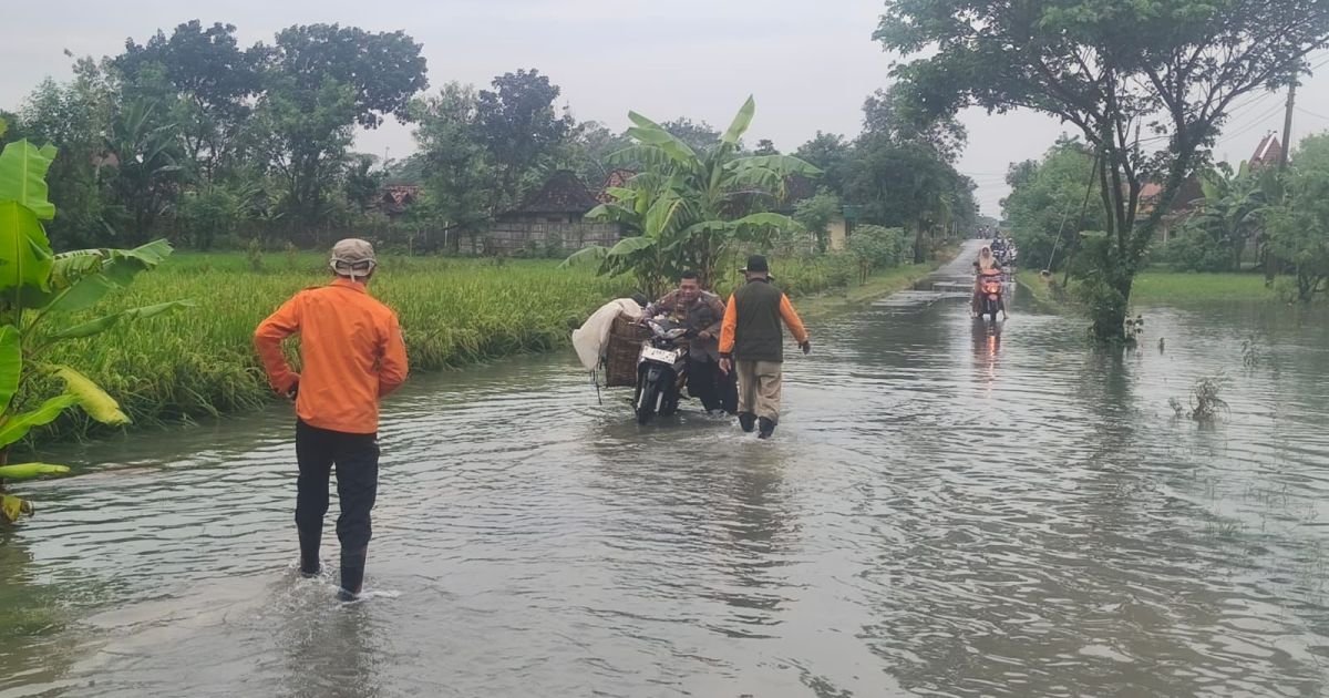 Petugas BNPB saat melakukan penanganan banjir disejumlah wilayah