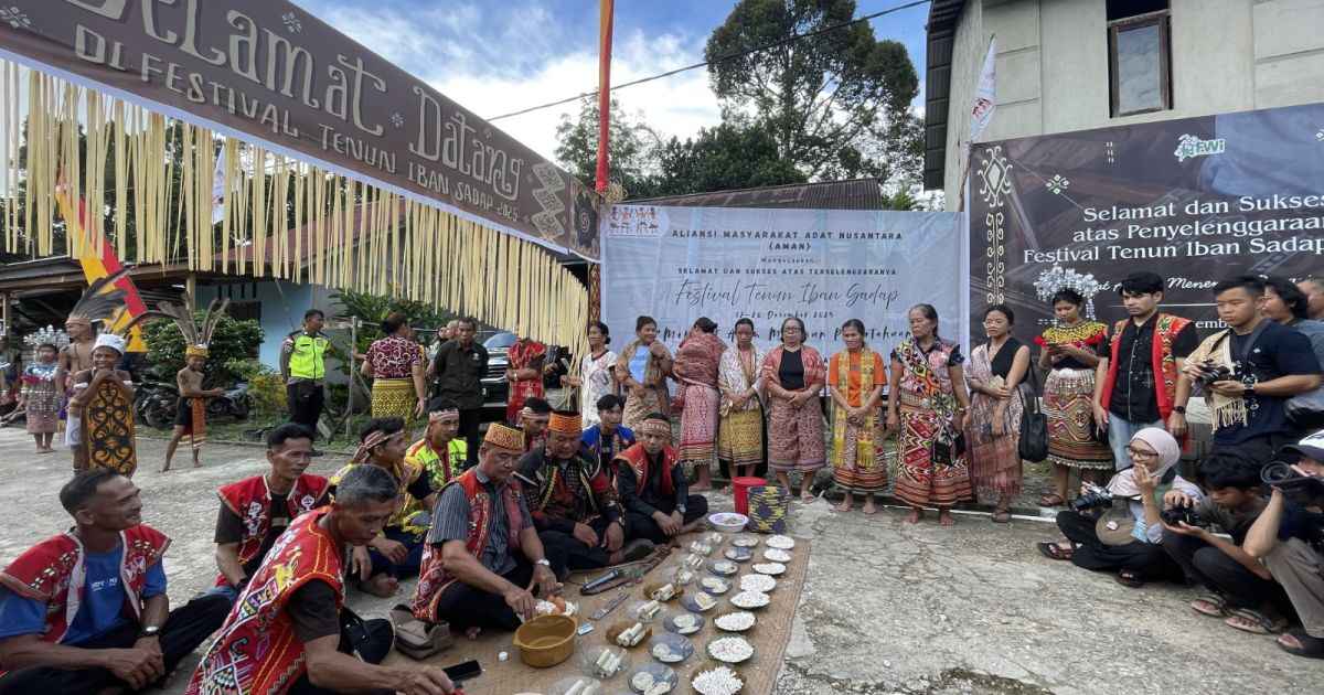 Festival tenun ibad sadap oleh komunitas dayak