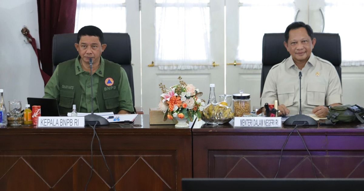 Kepala BNPB, Suharyanto bersama jajaran menghadiri Rapat Koordinasi Percepatan Rehabilitasi dan Rekonstruksi Pascabencana Provinsi Sumatera Barat, Selasa (13/1/2026).