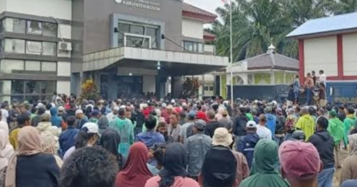 Warga demo kantor Kecamatan Cgudeg Kab.Bogor, tuntut kompensasi penutupan tambang, Senin (12/1/2026).