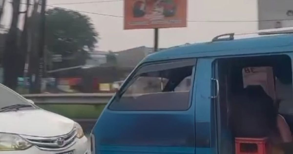 Insiden Angkot Dipaksa Mundur oleh Minibus, Publik Soroti Etika Berlalu Lintas