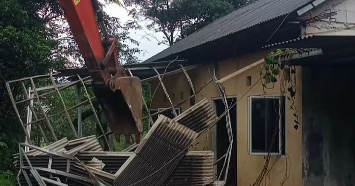 Air Mata Pasca Pembongkaran: Warga Tapos Pertanyakan Kepedulian Pemerintah