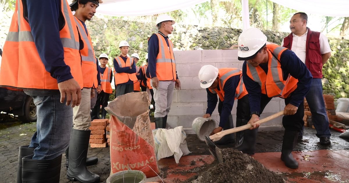 Dari Bogor hingga Kendari, SIG Gelar Pelatihan Tukang Bangunan Serentak Catat Rekor MURI