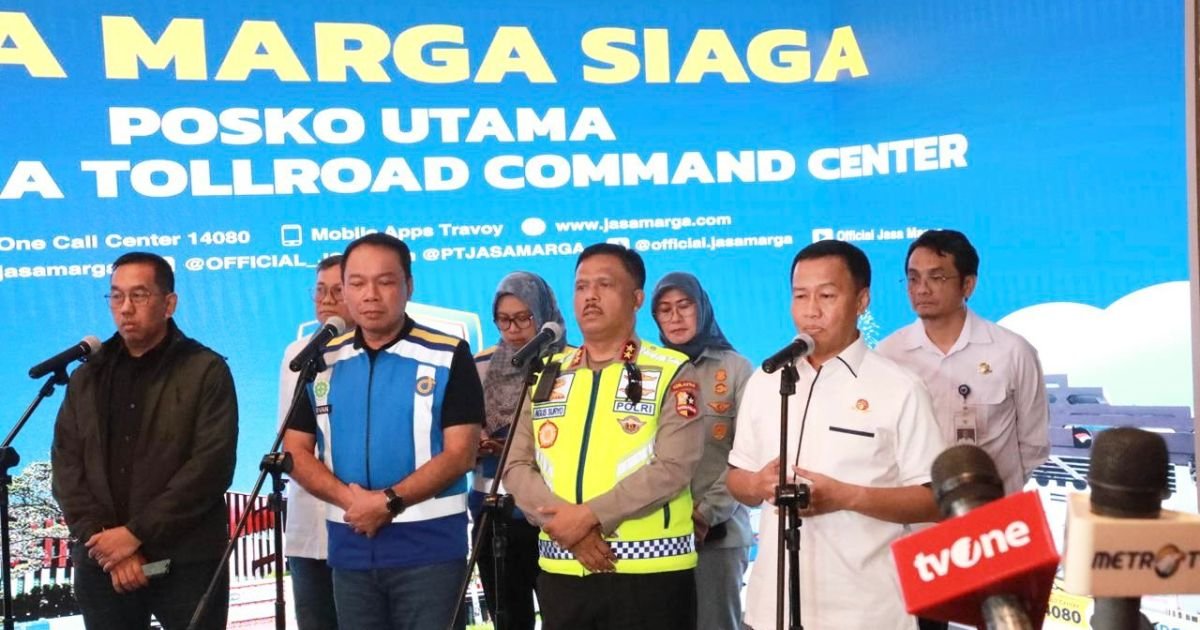 Ditjen Hubdar Kemenhub, Aan Suhanan, saat melakukan monitoring arus lalu lintas di Jasa Marga Tollroad Command Center (JMTC), Bekasi, Jawa Barat, Minggu (4/1) malam.