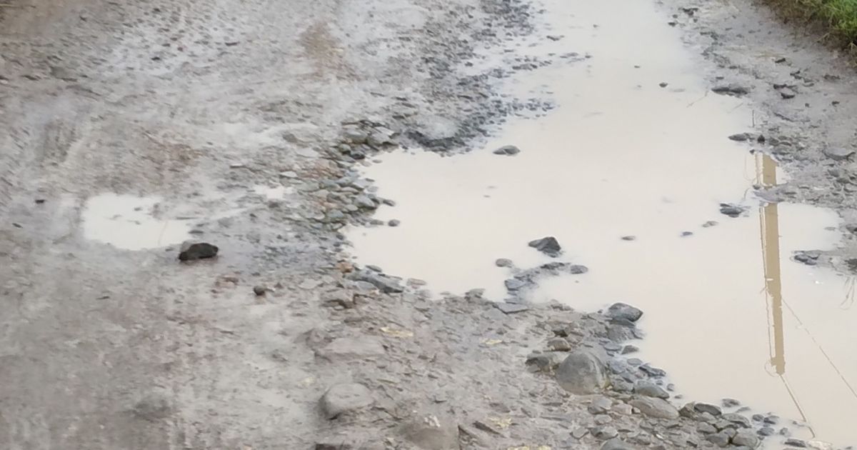 Jalan Dukuh Gempol-Tegal Munding–Watujaya Berlubang, Warga Desak Pemerintah Segera Bertindak