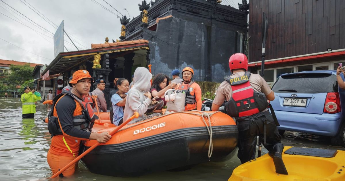 Operasi pencarian dan penyelamatan (SAR) banjir di kawasan Jalan Dewi Sri, Bali, Selasa (24/2/2026).