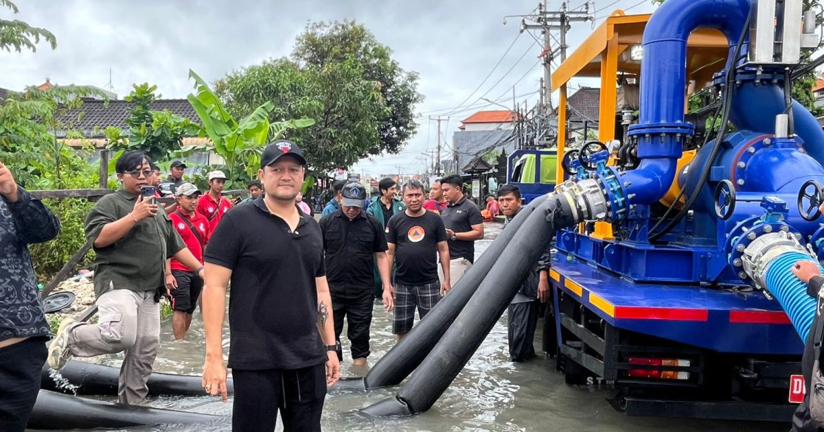 Hujan deras yang mengguyur Bali pada Selasa (24/2) memicu banjir di sejumlah wilayah.