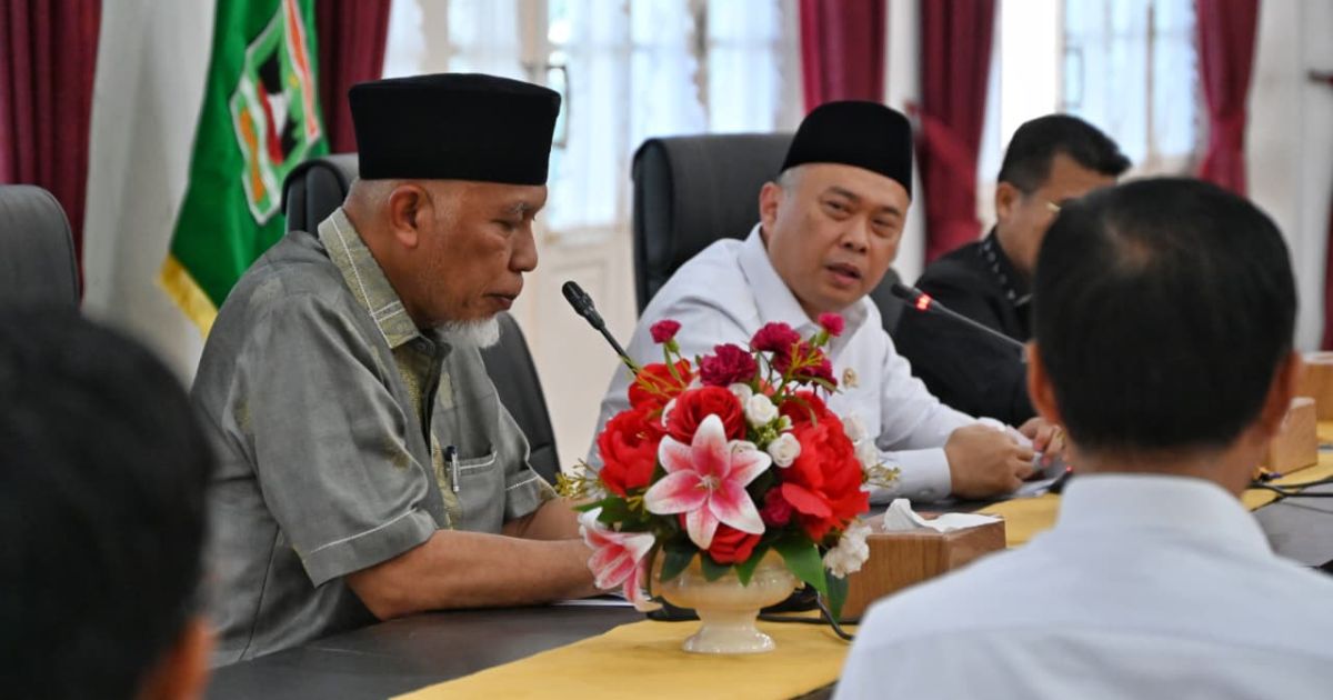 Menhub Dudy Purwagandhi bersama Gubernur Sumbar Mahyeldi Ansharullah menggelar rapat koordinasi di Padang, Kamis (26/2/2026).