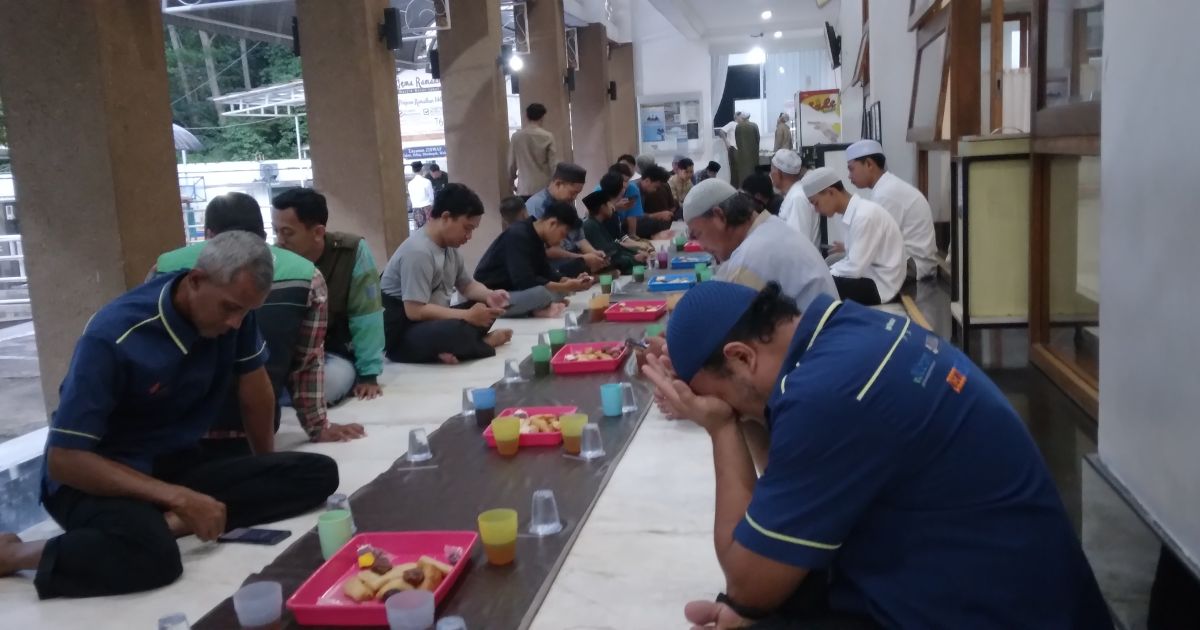 Tradisi Berbagi di Masjid Jabal Nur: Dari Takjil hingga Hidangan Berat untuk Semua