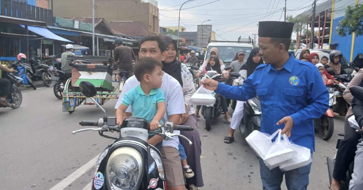 IWO Tanjab Barat Jambi berbagi kebahagiaan untuk masyarakat dialan, yatim piatu hingga santri, Jumat (6/3/2026).