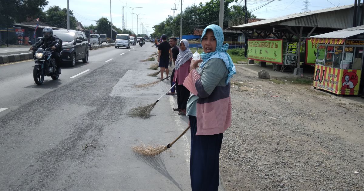 Tradisi sapu koin dari pemudik di Jalur Pantura