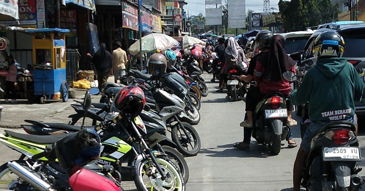 Dikeluhkan, parkir liar di Jalan Raya Kalierang-Bumiayu Brebes bikin macet
