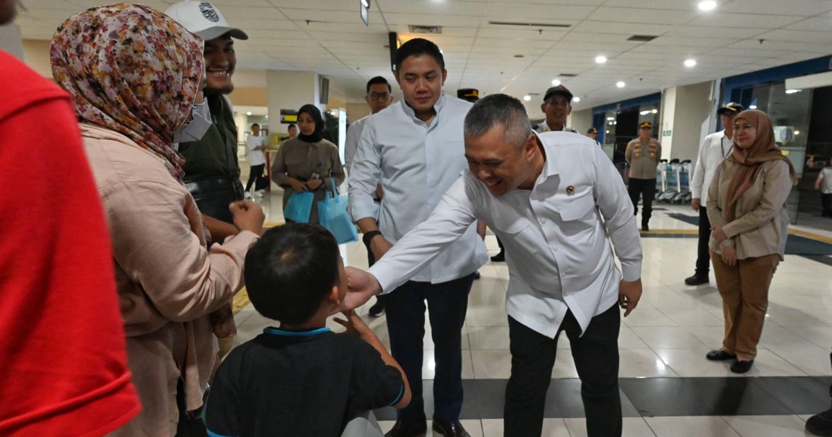 Pemudik Disambut Hangat, Menhub Dudy dan Seskab Teddy Pastikan Arus Balik Aman dan Nyaman