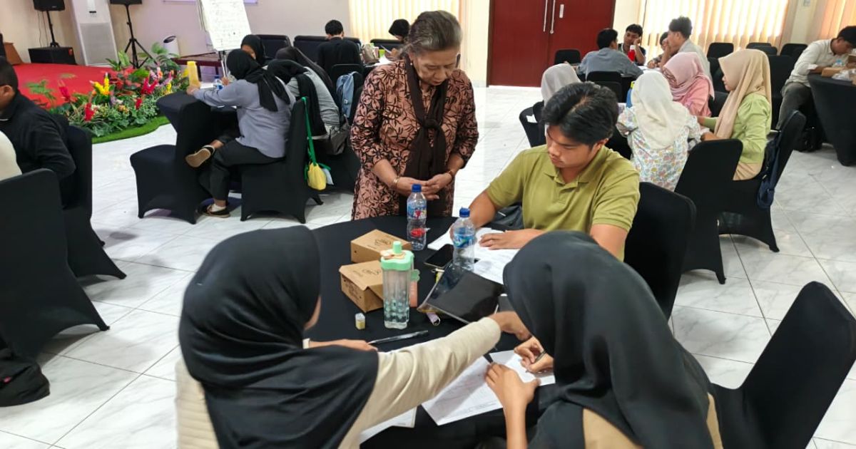 PT Solusi Bangun Indonesia Tbk menghadirkan program Genius Local (GENILO), bimbingan belajar gratis bagi siswa SMA di sekitar Pabrik Narogong, Bogor, Jawa Barat, Senin (30/3/2026).