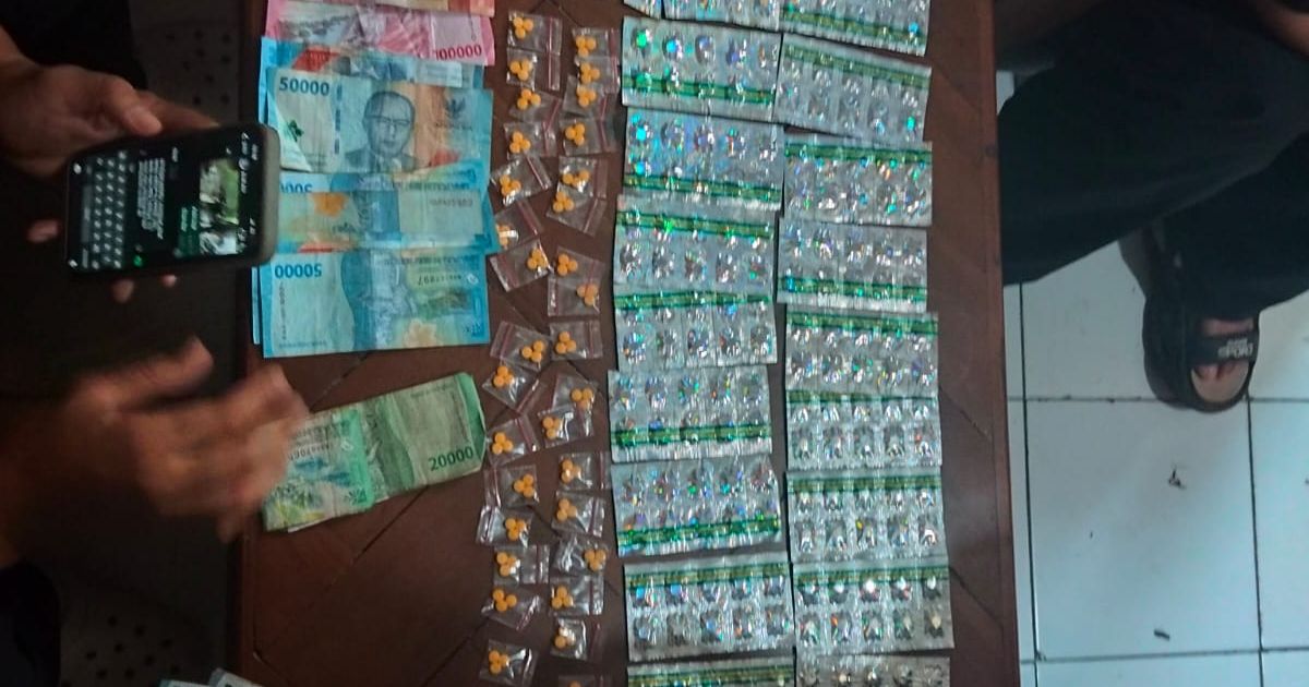 Dua wanita yang diduga kuat sebagai pengedar obat keras daftar G tanpa izin, ditangkap Polsek Tanjungsari Bogor pada Selasa (7/4/2026).