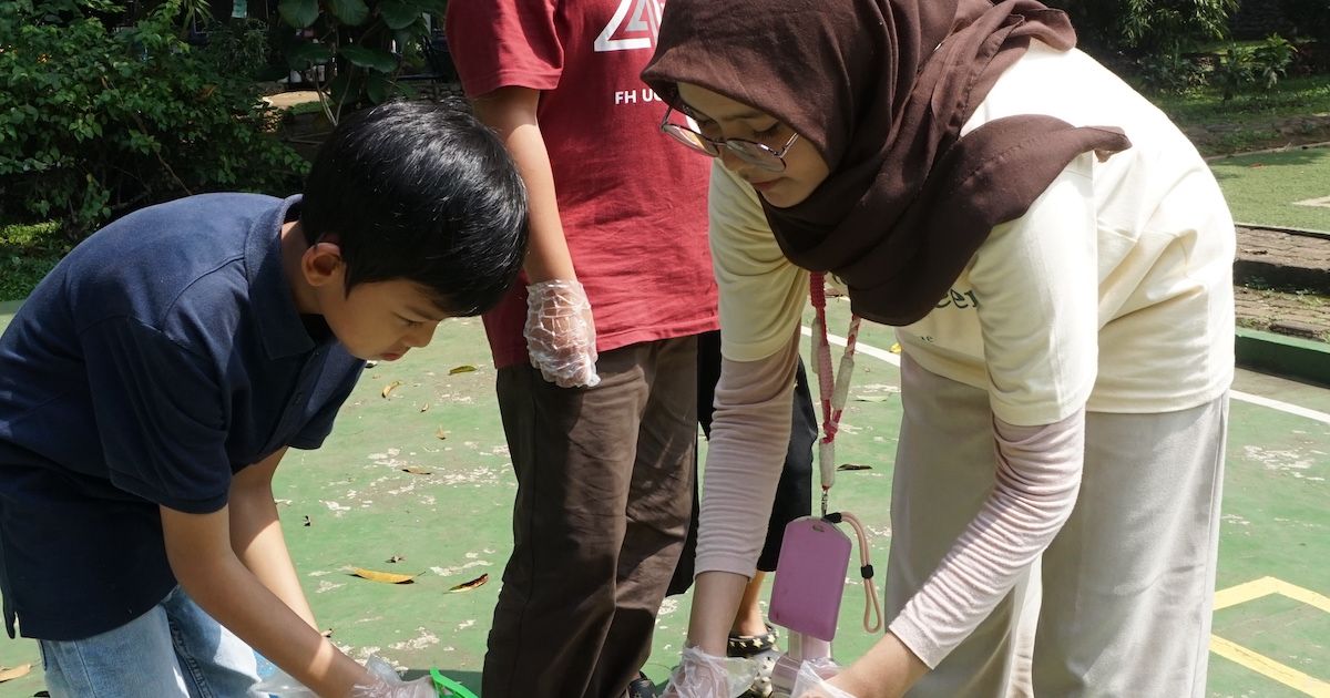 Solusi Bangun Indonesia Edukasi Siswa SD di Hari Bumi, Tekan Krisis Sampah dari Hulu