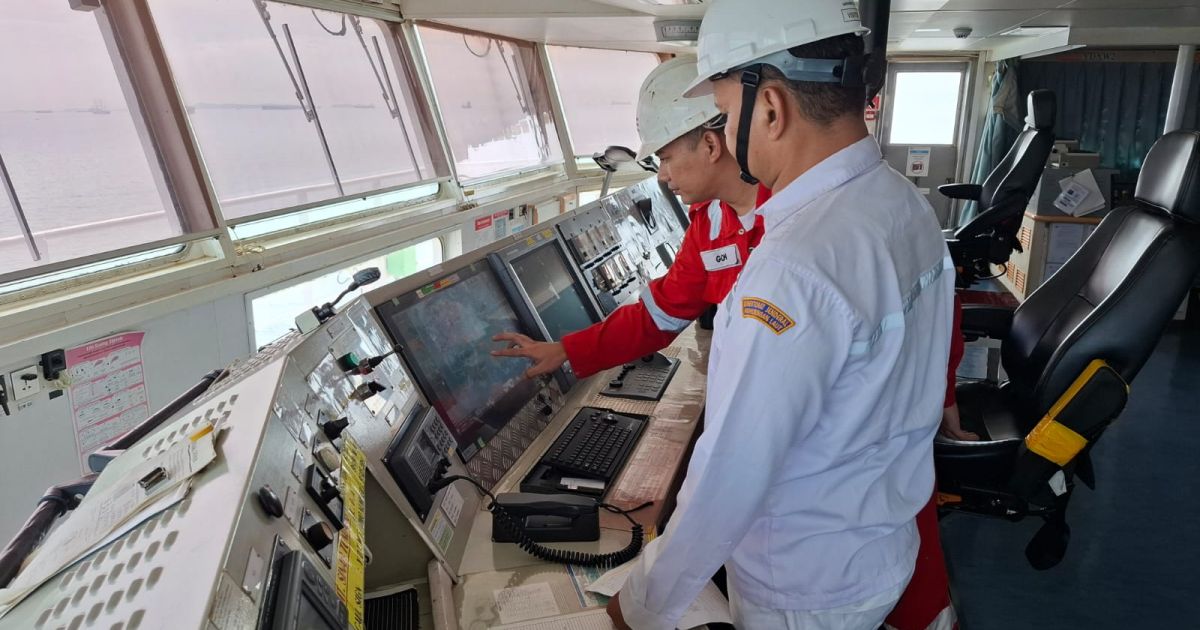 Tim SAR Surabaya Evakuasi ABK Myanmar dari MV Ocean Road di Karang Jamuang
