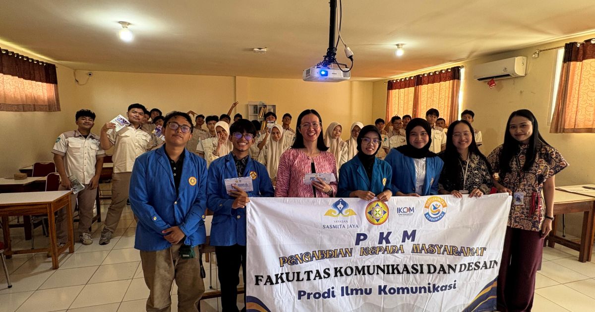 Foto bersama tim PKM FIKOM UNPAM bersama siswa SMK Al-Hasra Tangerang usai pelaksanaan kegiatan literasi media berbasis film edukatif sebagai upaya meningkatkan kemampuan berpikir kritis siswa di era digital pada Senin, 27 April 2026 (Foto/Tim PKM FIKOM UNPAM)
