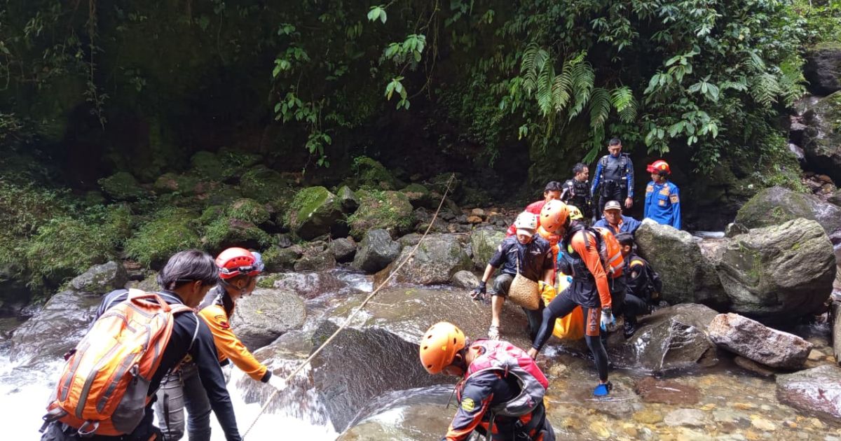 Tragedi di Curug Ciparay: Wisatawan Terseret Arus, SAR Bogor Temukan di Kedalaman Sungai