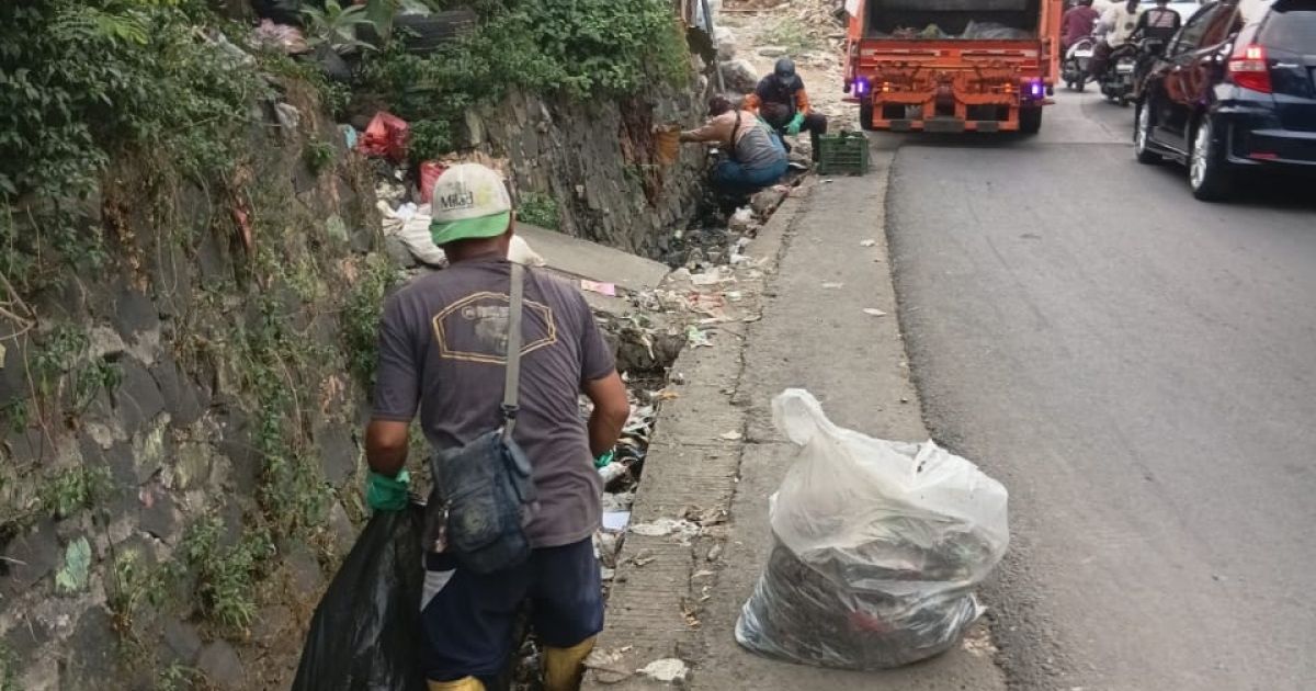 Operasi Kilat Basmi Sampah Liar, UPT PS Wil 1 Cibinong Sisir Citeureup–Tajur
