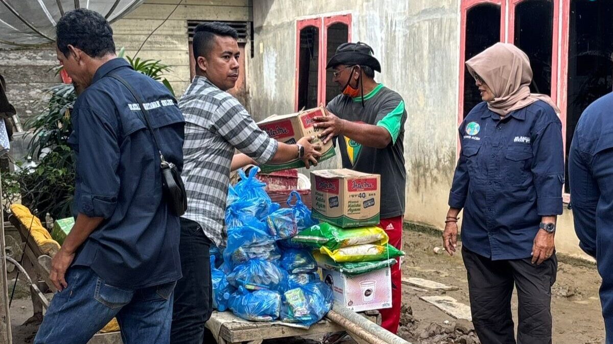 Solidaritas IWO: Jurnalis Tak Hanya Menulis, Tapi Turun Membantu Korban Bencana