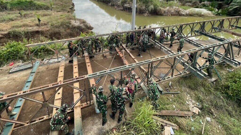 TNI Percepat Pemulihan Infrastruktur Sumbar: 4 Jembatan Bailey Siap Menghubungkan Masyarakat