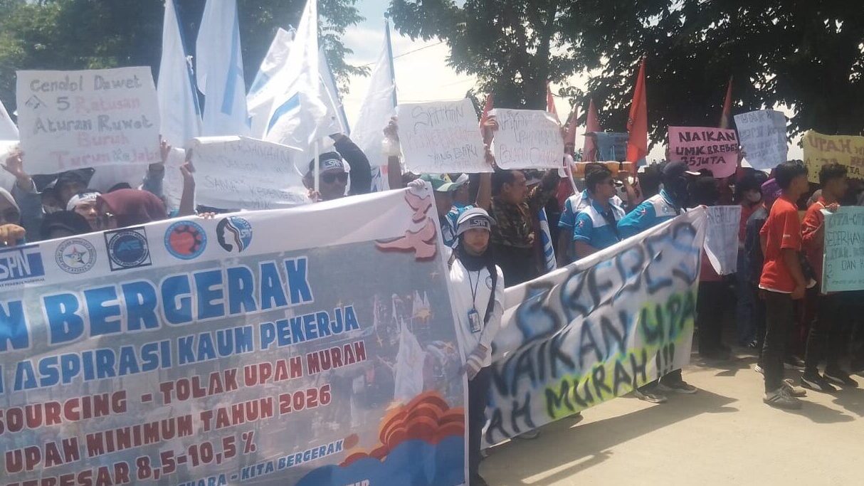 Ratusan Buruh Brebes Geruduk Kantor Bupati, Tuntut Kenaikan UMK 55 Persen