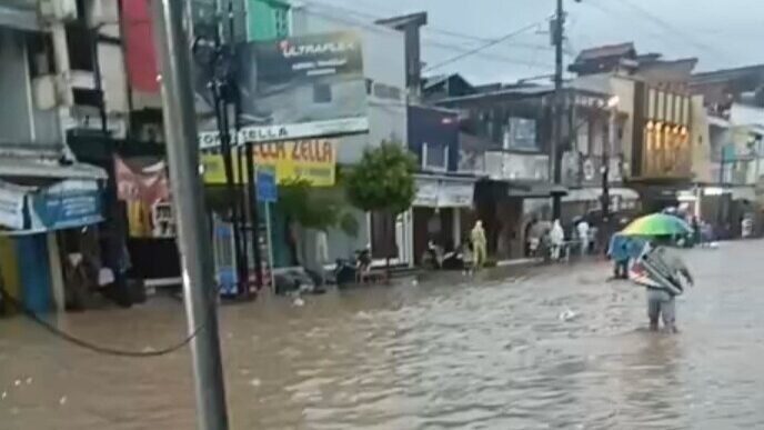 Sungai Kalierang Bumiayu Meluap: Banjir Rendam Ratusan Rumah dan Pertokoan, Jalan Nasional Lumpuh