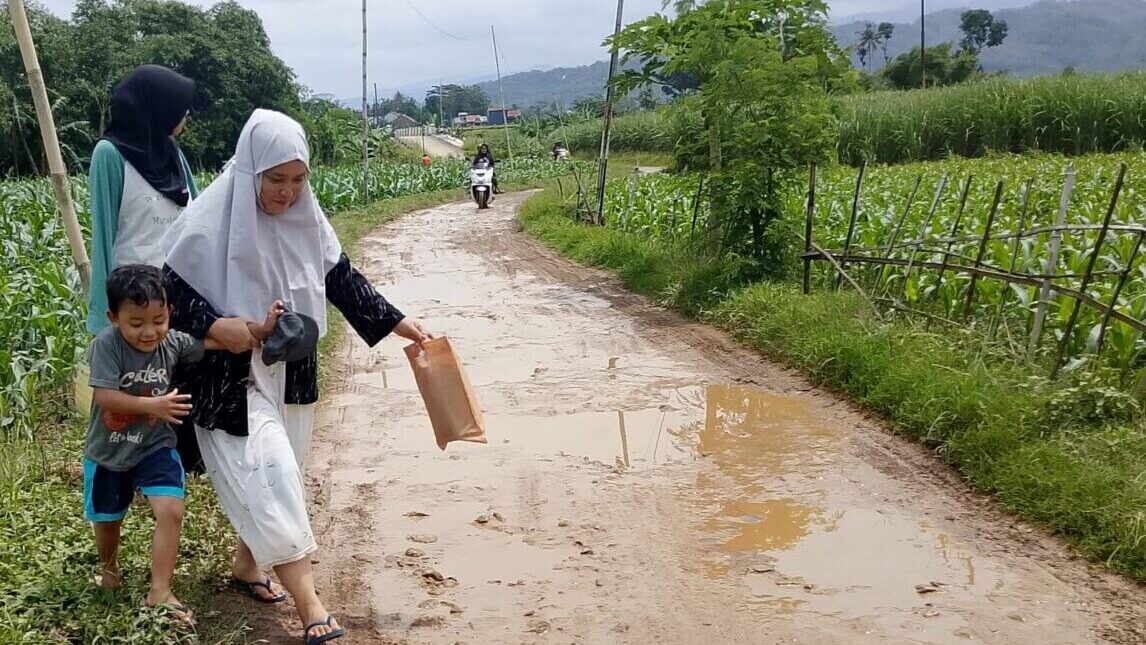 Kerusakan Jalan di Cinanas Brebes Hambat Mobilitas Warga dan Distribusi Hasil Bumi, Pemerintah Diminta Sigap