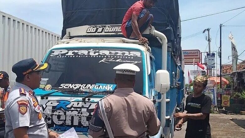 Parkir Liar Kendaraan di Jalur Pantura Cirebon Mulai Ditertibkan Petugas