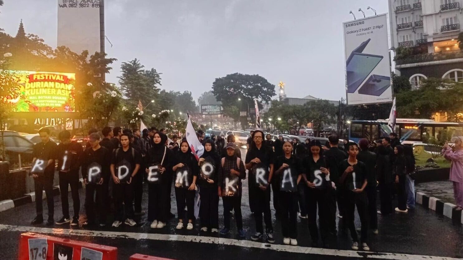 Mahasiswa Bogor Gelar Aksi Simbolik Bertajuk RIP Demokrasi