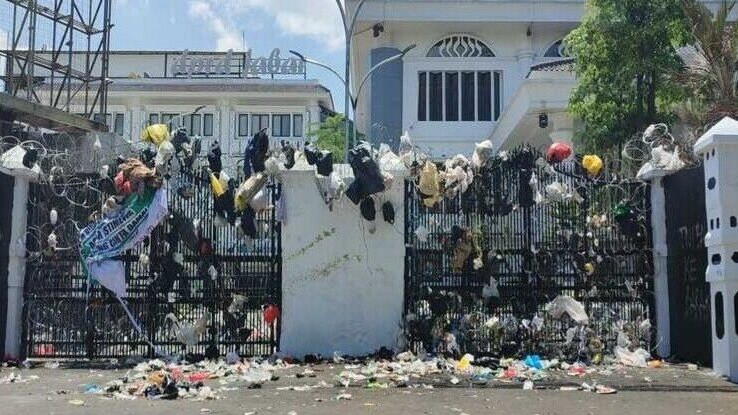 Didemo Massa, Gedung DPRD Jabar Dilempari Sampah