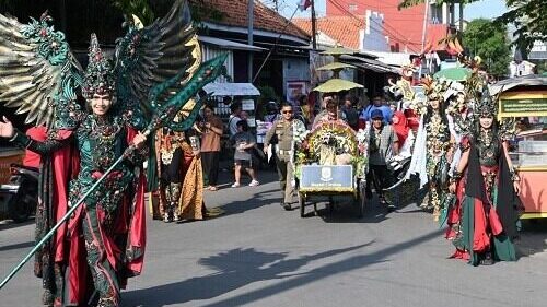 Gowes Becak Hias Warnai Kemeriahan HUT ke-80 RI di Cirebon
