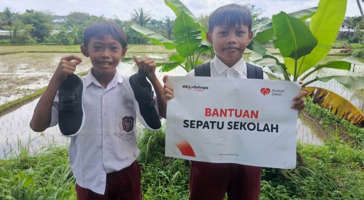 Rumah Zakat Tebar Kebaikan, Dua Anak SD Berstatus Yatim di Tasikmalaya Dapat Bantuan