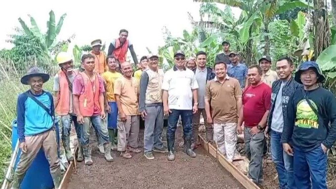 Bukti Peduli Rakyat, H. Fathoni Bangun Jalan Tani Sukamakmur!