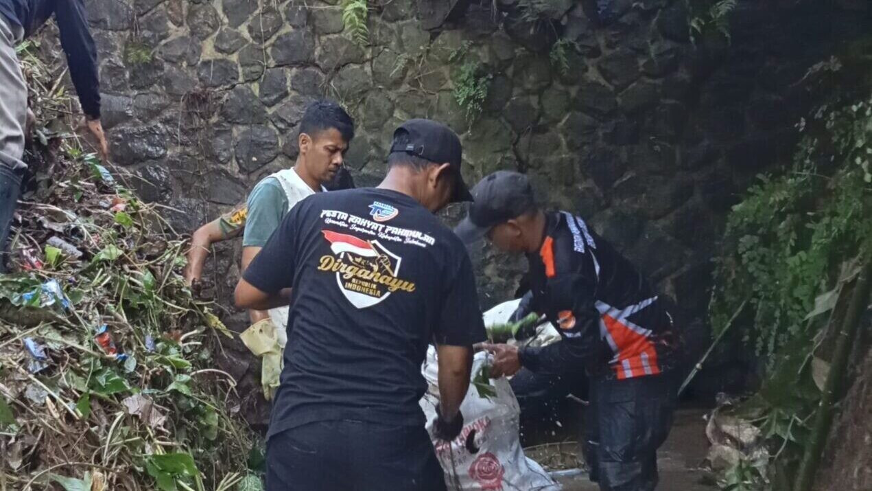 Bikin Banjir, Warga dan Kades Hingga Forkompimcam Sagaranten Bersihkan Sampah di Aliran Sungai 