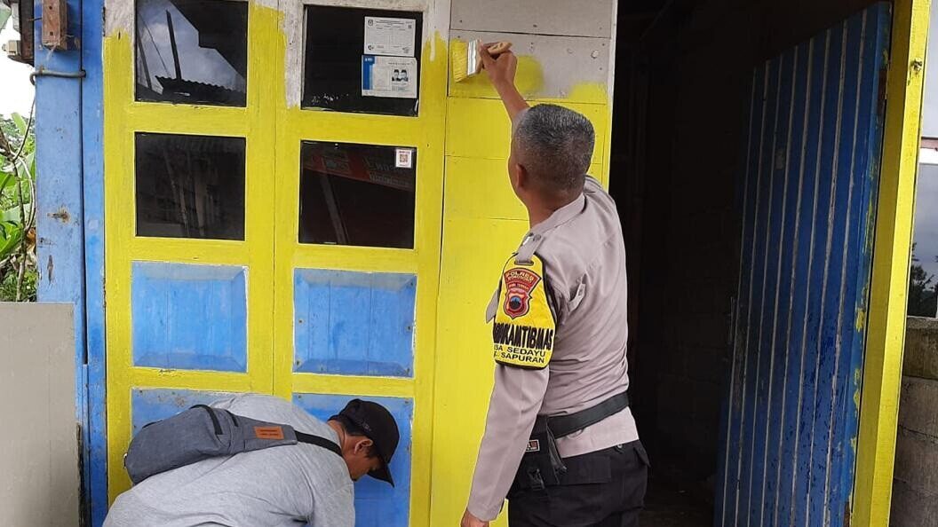 Bersama Masyarakat, Anggota Polisi di Wonosobo Ini Berhasil Renovasi 3 Rumah yang Nyaris Roboh