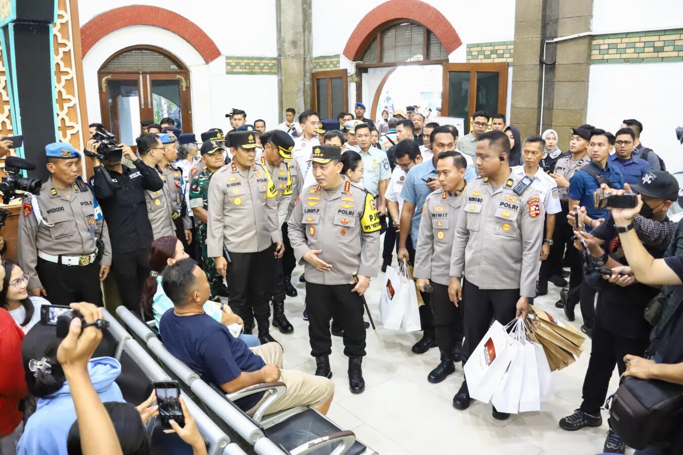 Cek Arus Balik di Stasiun Tawang, Kapolri Dorong Pemudik Gunakan Kereta Api