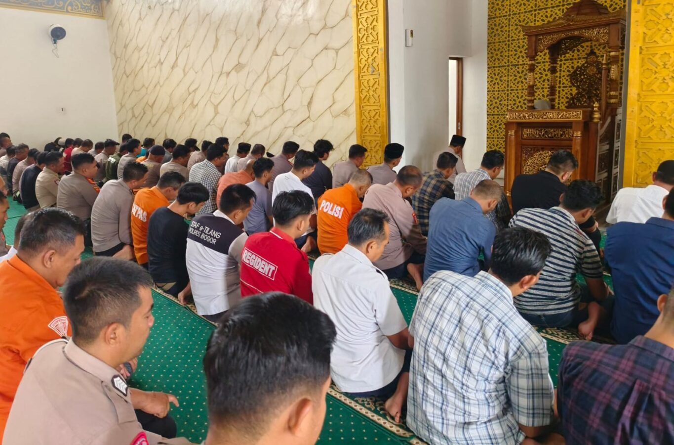 Gelar Sholat Ghoib, Polres Bogor Doakan Personil yang Gugur Saat Tugas