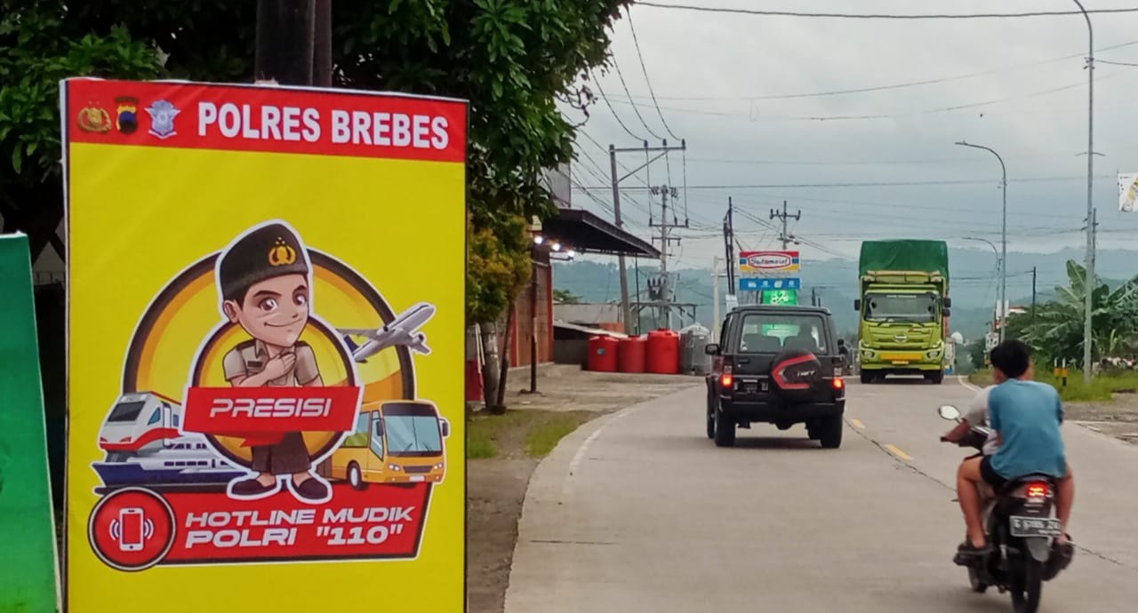 Pasang Banner Disejumlah Titik, Polisi di Brebes Sosialisasikan Kelancaran Mudik 2025