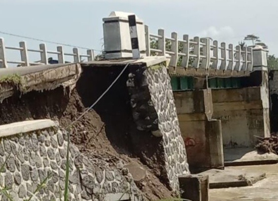 Pondasi Sayap Jembatan Cikuya di Cinanas Brebes Amblas, Warga Diminta Waspada
