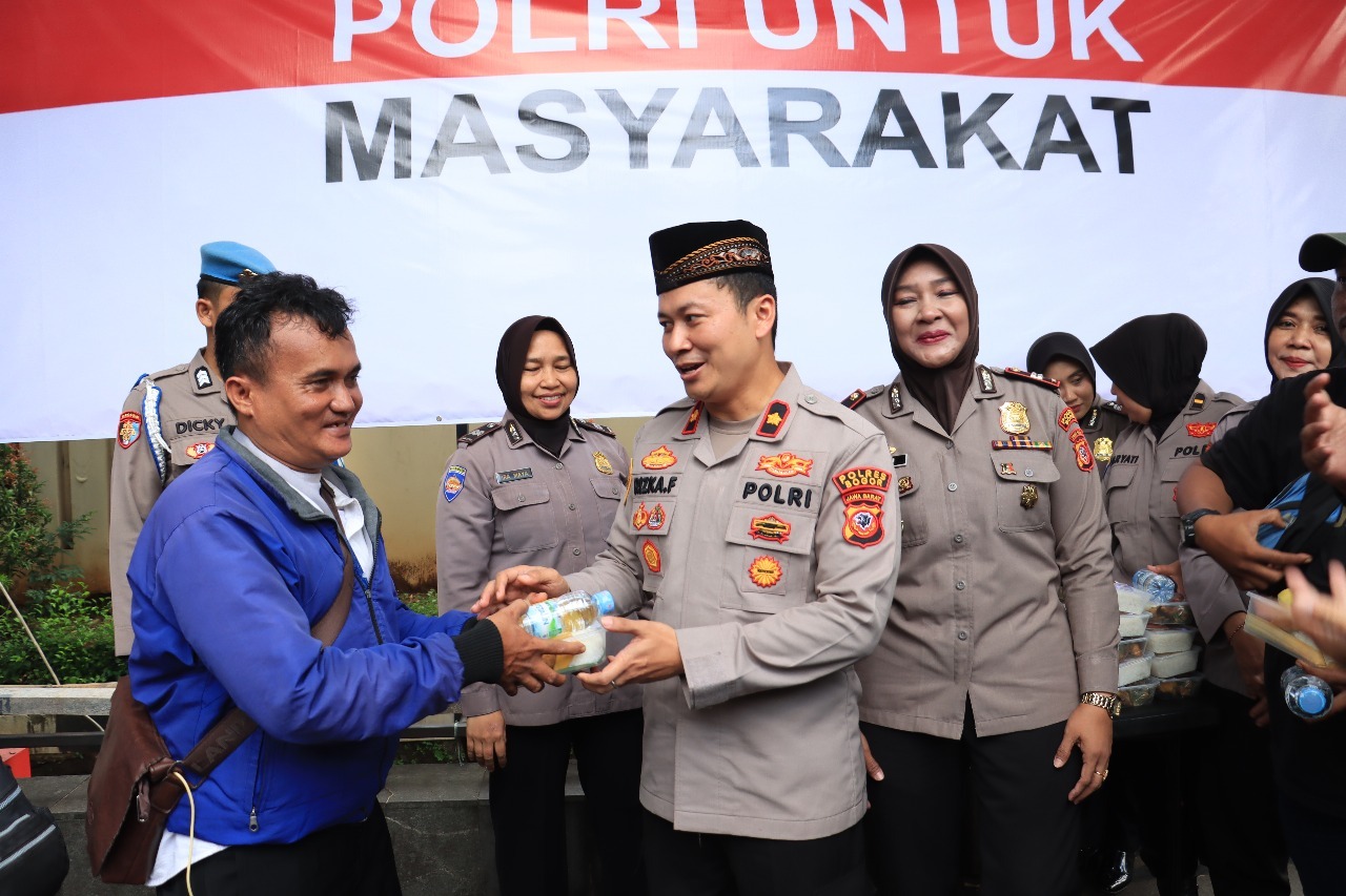 Bersama Wartawan, Polres Bogor Bagikan Takjil Gratis untuk Masyarakat