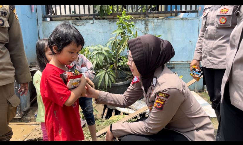 Trauma Healing Polwan untuk Korban Banjir di Gunung Putri Bogor