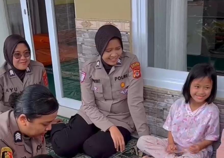 Trauma Healing Polwan Terhadap Korban Banjir di Cisarua Bogor, Upaya Stabilkan Mental