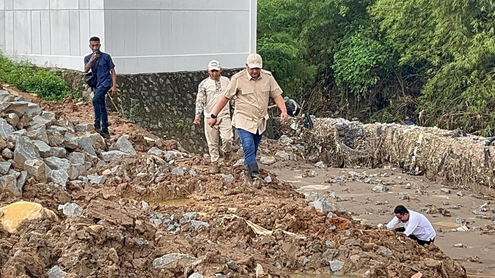 Cari Akar Permasalahan Banjir di Desa Cijayanti, Rudy Susmanto Susuri Aliran Sungai