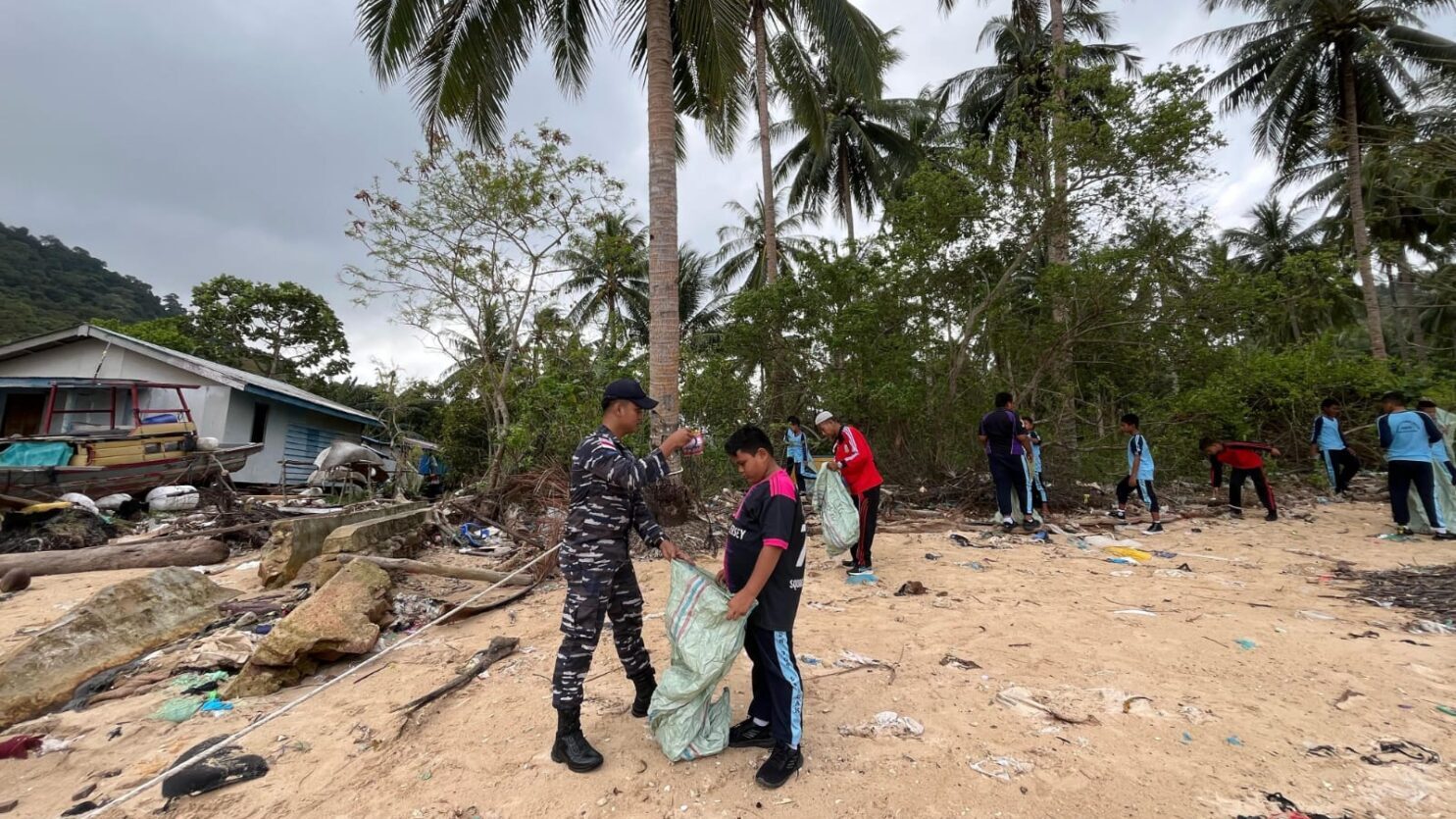 HPSN 2025: Prajurit Posal Jemaja dan Warga, Kompak Bersihkan Pantai di Kepulauan Anambas