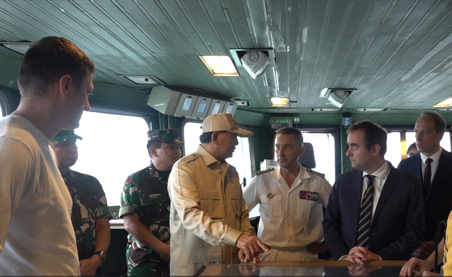 Kerjasama Bilateral, Menhan Kunjungi Kapal Induk Prancis di Perairan Indonesia