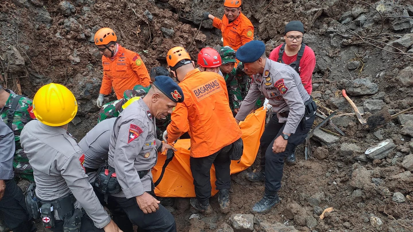 Petugas Gabungan Berhasil Evakuasi Korban Longsor di Denpasar 